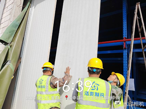 圖為浩爽工人正在切割庫(kù)板  圖為高架庫(kù)預(yù)留門(mén)口安裝封板