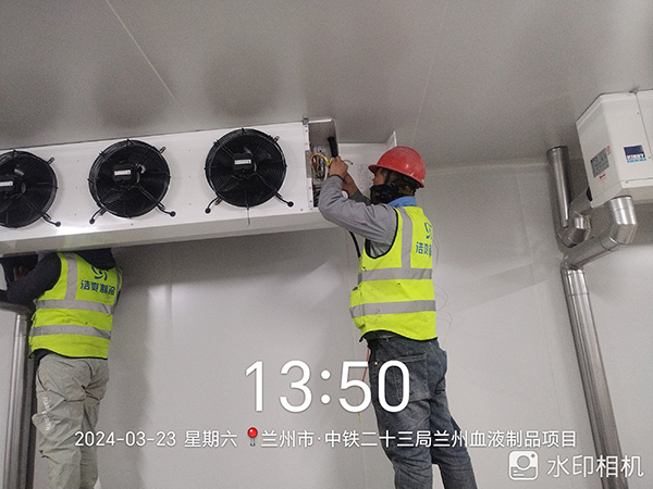 圖為浩爽工人正在安裝冷庫(kù)風(fēng)機(jī)