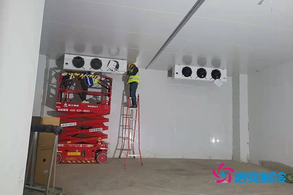 圖為浩爽工人正在安裝冷風(fēng)機