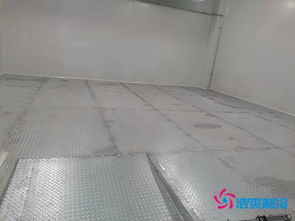 圖為庫內(nèi)鋼板鋪設(shè)完工實拍